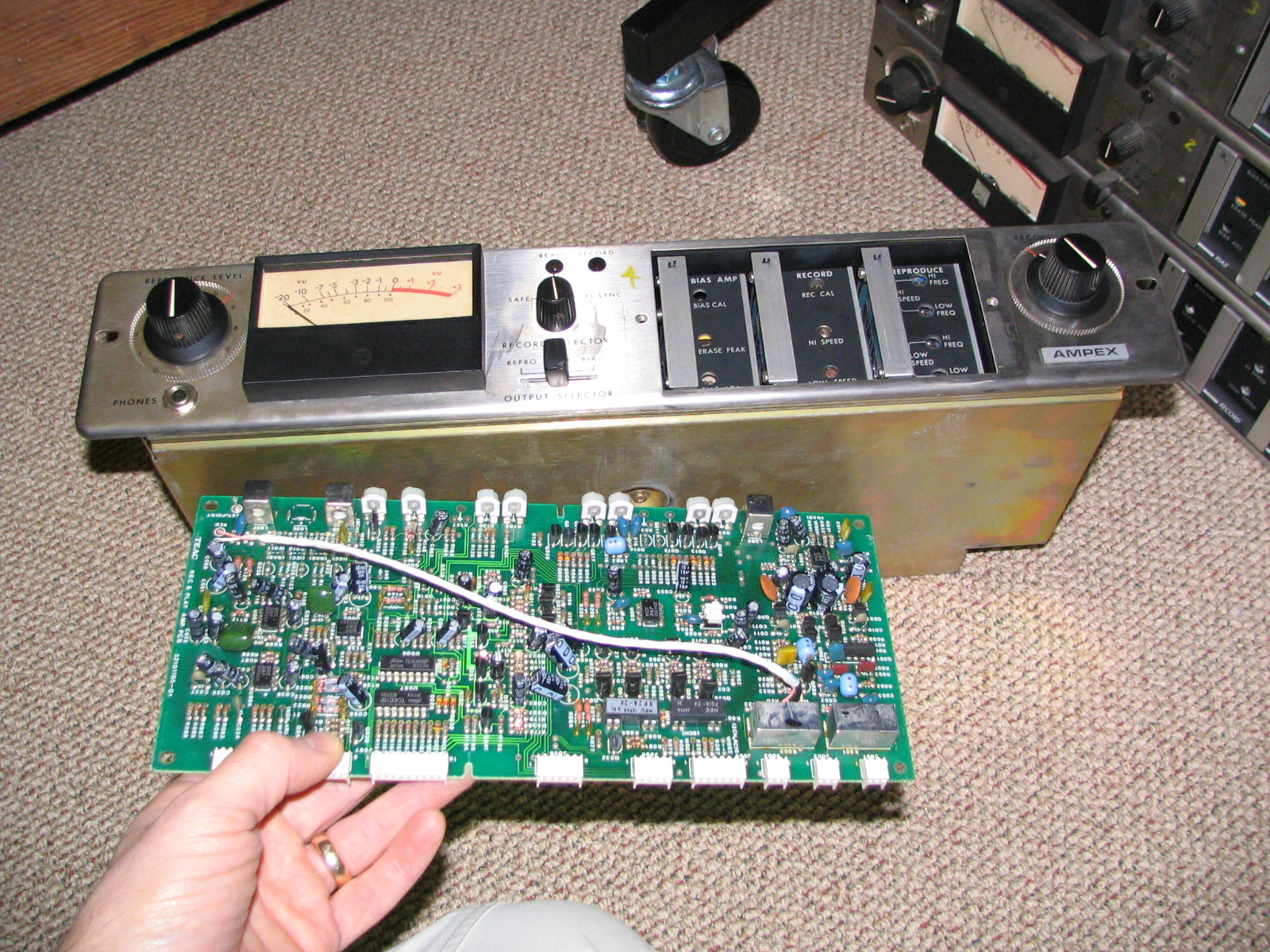 Old%20School%20and%20'Contemporary'%20Amplifier%20Electronics.JPG