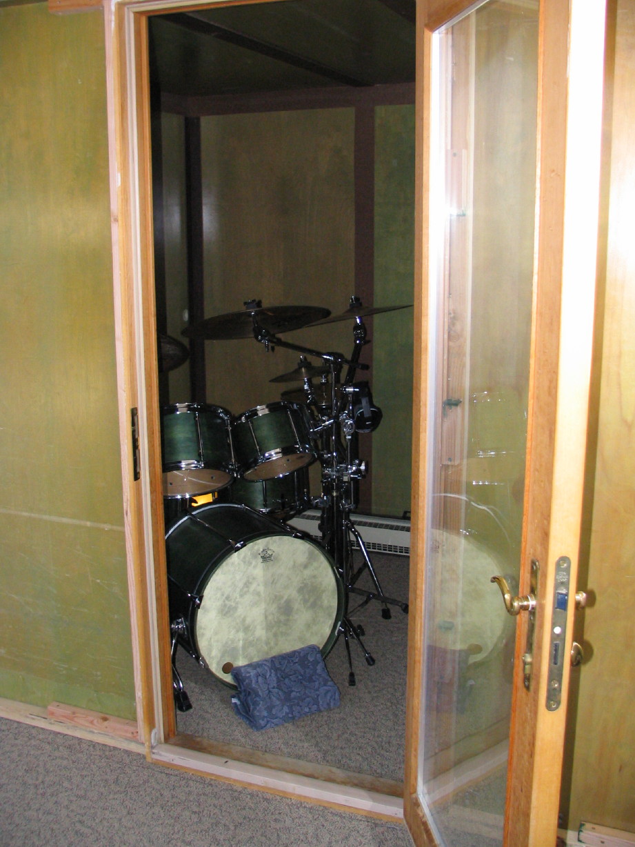 Garage%20drum%20booth%2c%20interior.JPG